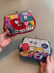 Cute Cartoon Embroidered Kiss Lock Frame Purse Vintage Metal Clasp Multi Function Mini Coin Purse Cosmetic Makeup Bag Portable Small Storage Pouch for Women Girls Daily Travel Shopping Casual Use
