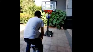 บาสเก็ตบอลเด็ก สำหรับผู้ใหญ่ กลางแจ้ง โครงสำหรับถ่ายภาพเด็ก โครงสีน้ำเงิน สำหรับวัยรุ่น บริบทกลาง