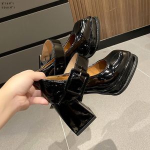 รองเท้าส้นสูง Mary Jane ผู้หญิง สีดำ สไตล์อังกฤษ รองเท้าย้อนยุคอังกฤษลมหัวเข็มขัดเล็กปิดสีบริสุทธิ์รองเท้าแตะส้นหนา