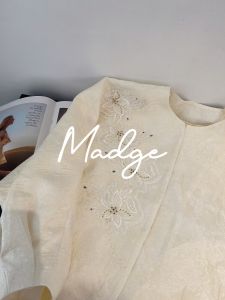 Elegant New Chinese Style Embroidered Pearl Inlay Spring Announcing Tea Flower Pattern Coat with Buttoned Disk Fastener