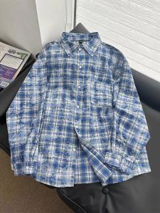 เสื้อเชิ้ตลายสก็อตสีฟ้าสไตล์ย้อนยุคสไตล์อเมริกัน ทรงหลวม ทรงหลวม สำหรับผู้ชาย เสื้อเชิ้ตผ้าฝ้ายผสมโพลีเอสเตอร์