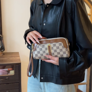 กระเป๋าถือสะพายข้างใบเล็ก เหมาะผู้หญิงและผู้ชาย ใส่มือถือ กระเป๋าสตางค์ ใช้ได้ทุกวัน ออกงาน ดีไซน์ทันสมัย ลายตาราง