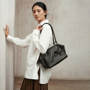 Avalea Top Layer Vegetable Tanned Cowhide Bowling Bag Medium Size Womens Tote Commuter Bag Soft Leather Zipper Closure