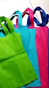 Tas Kain Spunbond Polos Ukuran M 25x35x10 cm | Goodie Bag Model HLS Besar Ramah Lingkungan | Bisa Cetak Sablon Custom Logo |  Bingkisan Parcel Sembako Souvenir Promosi  Ultah Ulang tahun Hampers Pernikahan Belanja | Pengganti Kantong Plastik
