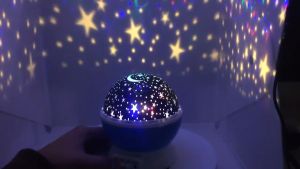 ไฟ LED ดาวหมุนได้ ไฟตกแต่งห้อง โคมไฟดาว รูปร่างทรงกลม สามารถฉายแสงรูปดวงดาวหลากสีได้ 360 โคมไฟLED แบบหมุนได้ โคมไฟกลางคืน โคมไฟโรแมนติก