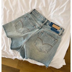 กางเกงขาสั้นผ้ายีนส์เอวสูงสไตล์เกาหลีสำหรับผู้หญิง กางเกงขาสั้นทรงเอเข้ารูป ทรงหลวม สไตล์ย้อนยุค ฤดูร้อน 2025 กางเกงขายาวทรงเอเข้ารูป