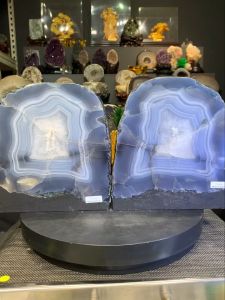 天然玛瑙白水晶洞💯 玛瑙厚度有着7cm👍 包裹着能量饱满白水晶体🙌 底部边部带些绿幽灵&方解石花簇形 高height: 23.5cm 宽width: 21.5cm x 13.5cm 重weight: 10kg