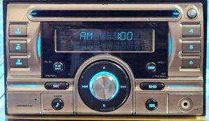 Máy nghe nhạc liền Amply ô tô Clario 8701A353. tính năng CD/RADIO/USB/AUX. giành cho mọi loại xe.