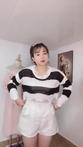 Áo len nữ Montoghi dệt kim mỏng KIỂU RÁCH CROPTOP kẻ sọc phong cách cá tính 170