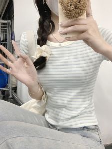 เสื้อยืดลายทางสีน้ำเงินขาว ทรงเข้ารูป เสื้อคอตั้งแขนสั้น สำหรับผู้หญิง ฤดูร้อน 2025 เสื้อแขนสั้นทรงเข้ารูป สวมใส่สบาย คอกลม