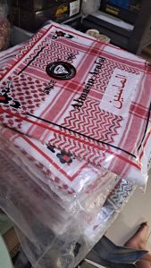 sorban Almasir arafat hitam putih dan merah kotak 130 x 130 bahan halus tidak kasar