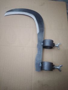 Câu Liêm hay gọi là Liềm dùng móc cành câycắt tráilấy hoa quả trên caophát cỏhái cau Dừa..