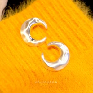 Retro Cool Frosted Silver Moon Earrings Fashionable Oversized Moon Stud Earrings for Women Starry Sky Theme Alloy Jewelry