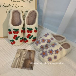 Dép Bông Lót Lông Cừu Mùa Đông Cho Nữ Dép Bông in Hình Dâu Tây Dễ Thương Ấm Áp Cho Gia Đình Dép Bông Mùa Đông 2024 Mới