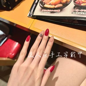 เล็บแต่งตัวแบบสวมใส่สีชมพูแดงสดใส ความยาวปานกลาง ดีไซน์เรียบง่ายหรูหรา ประดับเพชร ทาเล็บด้วยมือ ผลิตจากจีนแผ่นดินใหญ่