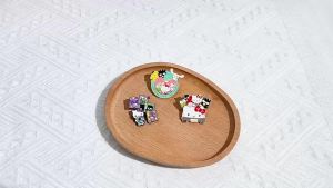 Sanrio | Huy Hiệu Kim Loại Phong Cách Hoạt Hình Dễ Thương Phụ Kiện Thời Trang Nâng Tầm Trang Phục Hàng Ngày Chủ Đề Phim Ảnh & Truyền Hình Phong Cách Nhật Bản