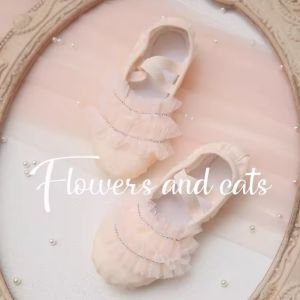 Childrens Ballet Dance Shoes Soft Bottom Rabbit Shape Body Stereo Practice Dancing Shoes Girls Tie Strap Ballet Flats