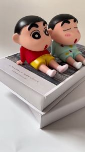 Giá Đỡ Điện Thoại Hình Shin Dễ Thương – Nhựa Cứng Cao Cấp Decor Bàn Học Cực Chill Giữ Máy Ổn Định