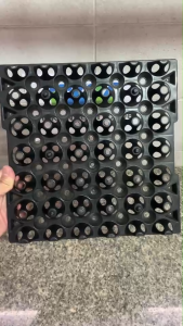 แผงไข่พลาสติก 30 ฟอง สีดํา/สีแดง ไซส์เล็ก ใส่ไข่เบอร์ 2-3-4 จํานวน 50 แผง