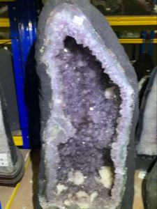 35kg五行木🪵✔️ 💯天然寿星头紫晶洞 边部有红玛瑙+绿幽灵✔️ 底部很多方解石共生💯 钛晶✔️ 左侧边部紫晶花✔️ A natural amethyst geode with a purple crystal head featuring red agate and green phantom crystals on the sides. The base is rich in calcite clusters complemented by titanium quartz. The le