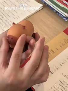 สนุกCapybaraสกู๊ตเตอร์บีบอัดคาปิบาร่าลาล่าสร้างสรรค์คาปิบาร่าจุนผลักดันรถเข็นเด็กบีบอัดของเล่นเด็กแบบโต้ตอบของขวัญวัน