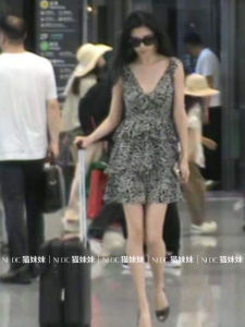 ชุดเดรสคอวีลึกสีดำลายจุดแขนกุดสไตล์เจ้าหญิงช่วงฤดูร้อน เดรสยาวคลุมเข่าทรงเอเอวสูง