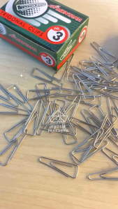 Paper Clip MERK RANDOM Kertas Alat Tulis Menjepit Mengait Pengait Menyatukan Lembar Lembaran Praktis Simple Mudah DIY Perlengkapan Stationery Buku Book Sekolah School Peralatan Art Seni Kesenian Home Stuff Kawat Wire Plastik Grosir Prakarya  Malang