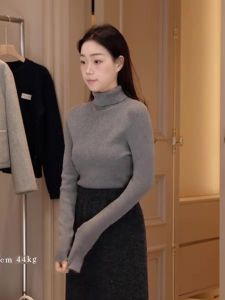 เสื้อยืดคอกลมสีเทาสไตล์เจ้าหญิง คอกลมสูงครึ่งตัว เสื้อเชิ้ตทรงพอดีตัวสำหรับใส่ไปทำงานในฤดูใบไม้ร่วงและฤดูหนาว