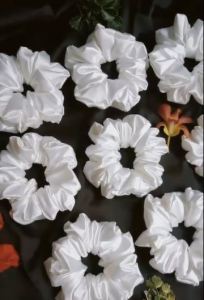 Cột tóc Scrunchies cao cấp 2022.