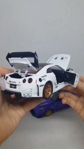 Diecast Mobil Nissan GTR R35 LIBERTY WALK CSR2 Skala 1:24 & 1:32 - Miniatur Mobil Pajangan Alloy Logam Metal Nissan GTR R35 LIBERTY WALK CSR2 Skala 1:24 NISSAN JDM Cars Terdapat Lampu dan Suara - Diorama Diecast Repair Workshop Bengkel Mobil