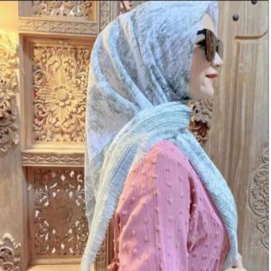 HIJAB SEGI EMPAT MOTIF TERBARU DENAY MOTIF TERBARU DAN TERLARIS BAHAN VOAL PREMIUM TIDAK LICIN