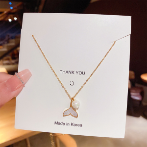 สร้อยคอไข่มุกหางปลา สร้อยคอแบบลำลองสำหรับผู้หญิง แฟชั่นเรียบง่ายและหรูหรา เครื่องประดับโซ่กระดูกไหปลาร้าสำหรับผู้หญิง