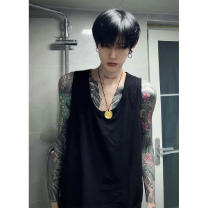 เสื้อกั๊กแขนกุดคอตตอนสีดำสไตล์อเมริกันสำหรับผู้ชาย เสื้อยืดฤดูร้อนแบบหลวมๆ สไตล์ผู้ชาย ทรงลำลอง สวมใส่สบาย