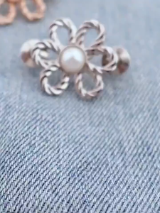 1pcs Flower Shape Waist Buckle Adjustable Tighten Metal Pins Womens Brooch for Pants Skirts Size Change From Large To Small