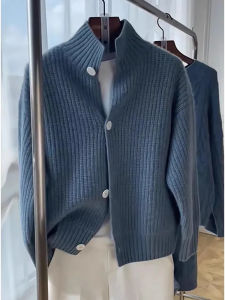 เสื้อสเวตเตอร์ถักสีน้ำเงินสำหรับผู้ชาย ฤดูใบไม้ร่วง/ฤดูหนาว ดีไซน์เกาหลี คอตั้ง ทรงหลวม กระดุมแถวเดียว เสื้อคาร์ดิแกนถัก