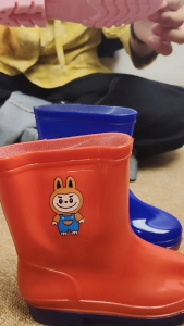 COLLIN Sepatu Boots Anti Air Colorful untuk Musim Hujan & Aktivitas Outdoor Ukuran 31-35 Labubu 328