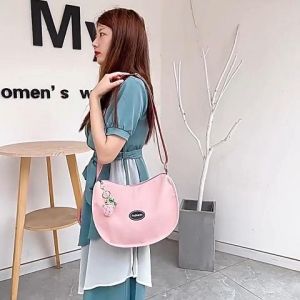 NDDshop นิวคอลเลคชั่น กระเป๋าสะพายข้างสไตล์เกาหลี งานสวย สีน่ารัก จะสายหวานสายมินิมอลก็บอกเลยว่าห้ามพลาด สายสามารถปรับได้ตามการใช้งานนะคะ พร้อมจัดส่งถึง 3 สี ใครยังไม่มีรีบสั่งเลย
