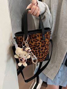 กระเป๋าสะพายข้างลายเสือดาว กระเป๋าถือทรงถัง กระเป๋าสี่เหลี่ยมเล็กสำหรับผู้หญิง ฤดูใบไม้ร่วง/ฤดูหนาว 2024 แฟชั่น เทรนด์ใหม่