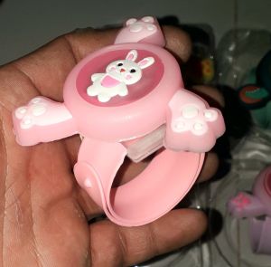 Một chiếc vòng quay đeo tay tinh dầu xã có đèn led bằng nhựa rất đẹp