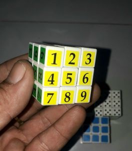 Một cục Rubik mini 3x3 bằng nhựa kích thước 3 cm x 3 cm