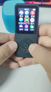 ​เครื่องเล่น MP3 MP4 แบรนด์ Kebidumei รุ่น Mini รองรับ Bluetooth มีลำโพงในตัว สามารถบันทึกเสียงและเล่นไฟล์เพลงได้ทั้ง MP3 และ MP4 ขนาดกะทัดรัด เหมาะสำหรับทุกเพศทุกวัย​