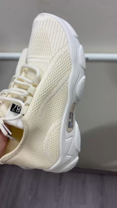 Giày Sneaker Nữ Cổ Thấp Họa Tiết Hình Khối Màu Trắng