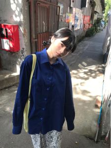 เสื้อเชิ้ตคอปกพับแขนยาวสีพื้นสไตล์พื้นฐานสำหรับผู้หญิง ฤดูใบไม้ผลิและฤดูใบไม้ร่วง ทรงหลวม สไตล์เกาหลี เสื้อเชิ้ตแฟชั่น