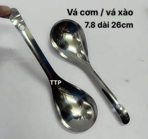 Thìa inox dài 26cm rộng 7.8cm có lỗ treo dùng để múc và xào.