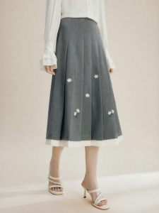 FAMANXUAN | Pleated and Contrast Stitching Daisies Embroidery Skirt