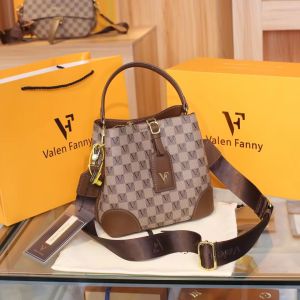 กระเป๋าสะพายข้างหนังแท้แบบมีซิปปิดสำหรับผู้หญิง กระเป๋าสะพายข้างทรงถังขนาดเล็กแบบห้อยข้าง ทรงสี่เหลี่ยมจัตุรัส