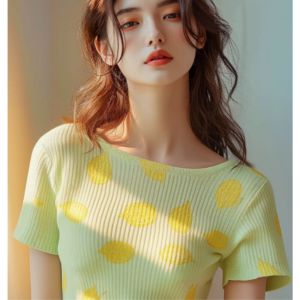 เสื้อยืดแขนสั้นถักลายมะนาวสีเขียวอ่อนสำหรับผู้หญิงในช่วงฤดูร้อน เสื้อผ้าทำงานสไตล์ย้อนยุคแบบหลวมๆ สำหรับผู้หญิงอายุ 25-29 ปี