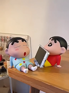 Crayon Shin-Chan Phone Holder Kawaii Anime Desktop Ornaments Cartoon Watching TV Phone Holder Cute Doll
