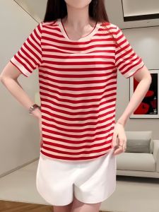 เสื้อยืดลายทางสีแดงระดับไฮเอนด์สำหรับผู้หญิงในช่วงฤดูร้อนปี 2025 แขนสั้นระบายอากาศได้ดี เสื้อตัวบนทรงเข้ารูปที่สวมใส่สบาย