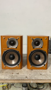 Cặp loa nghe nhạc  booksheolf Onkyo D - 02A chất như mới(nhỏ mà có võ 2025)